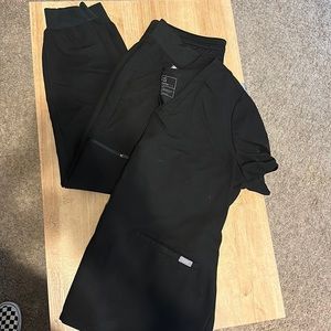 Figs scrub set black - Casma 3 pocket top & Zamora jogger (petite)